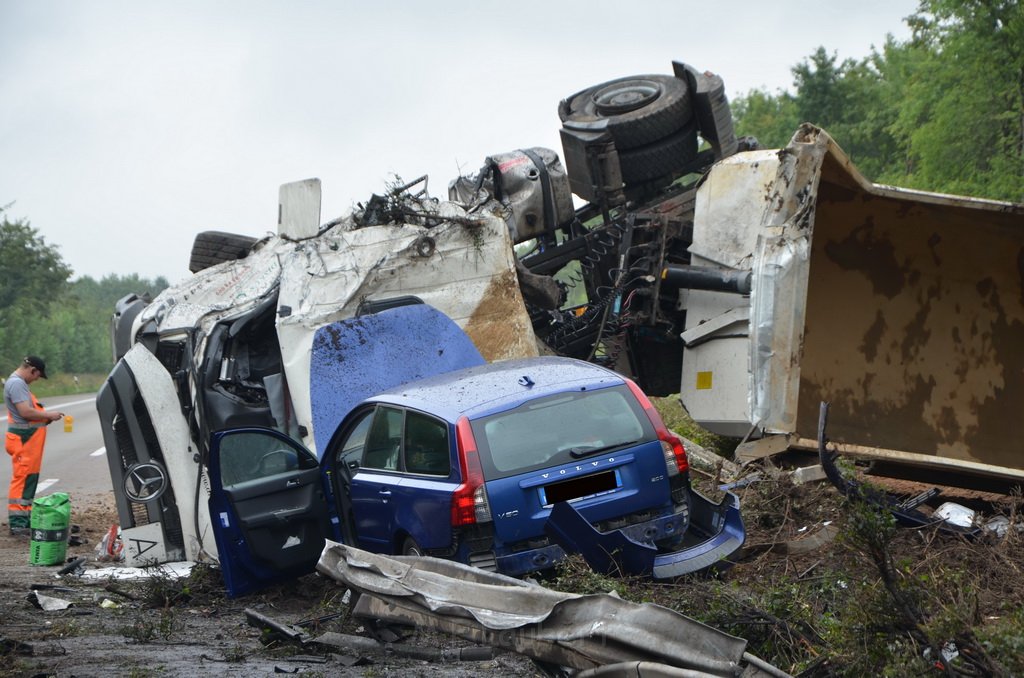 LKW umgestuerzt A 1 Rich Saarbruecken P067.JPG